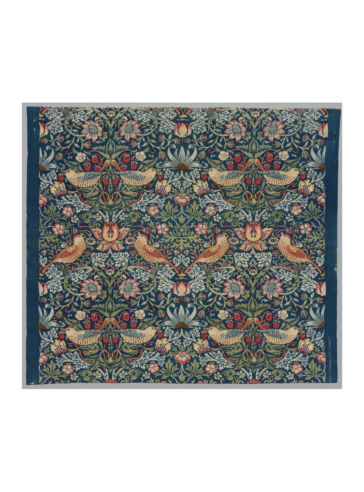 William Morris – Strawberry Thief, 1883, Baumwolle mit Indigo-Ausblasedruck