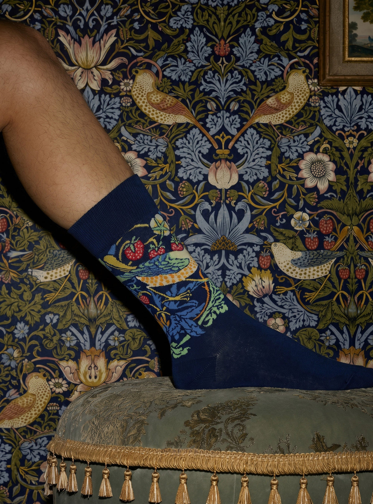 Socken von Kunstsokken mit Strawberry Thief-Motiv nach William Morris, tief indigoblau mit Vögeln und Erdbeeren