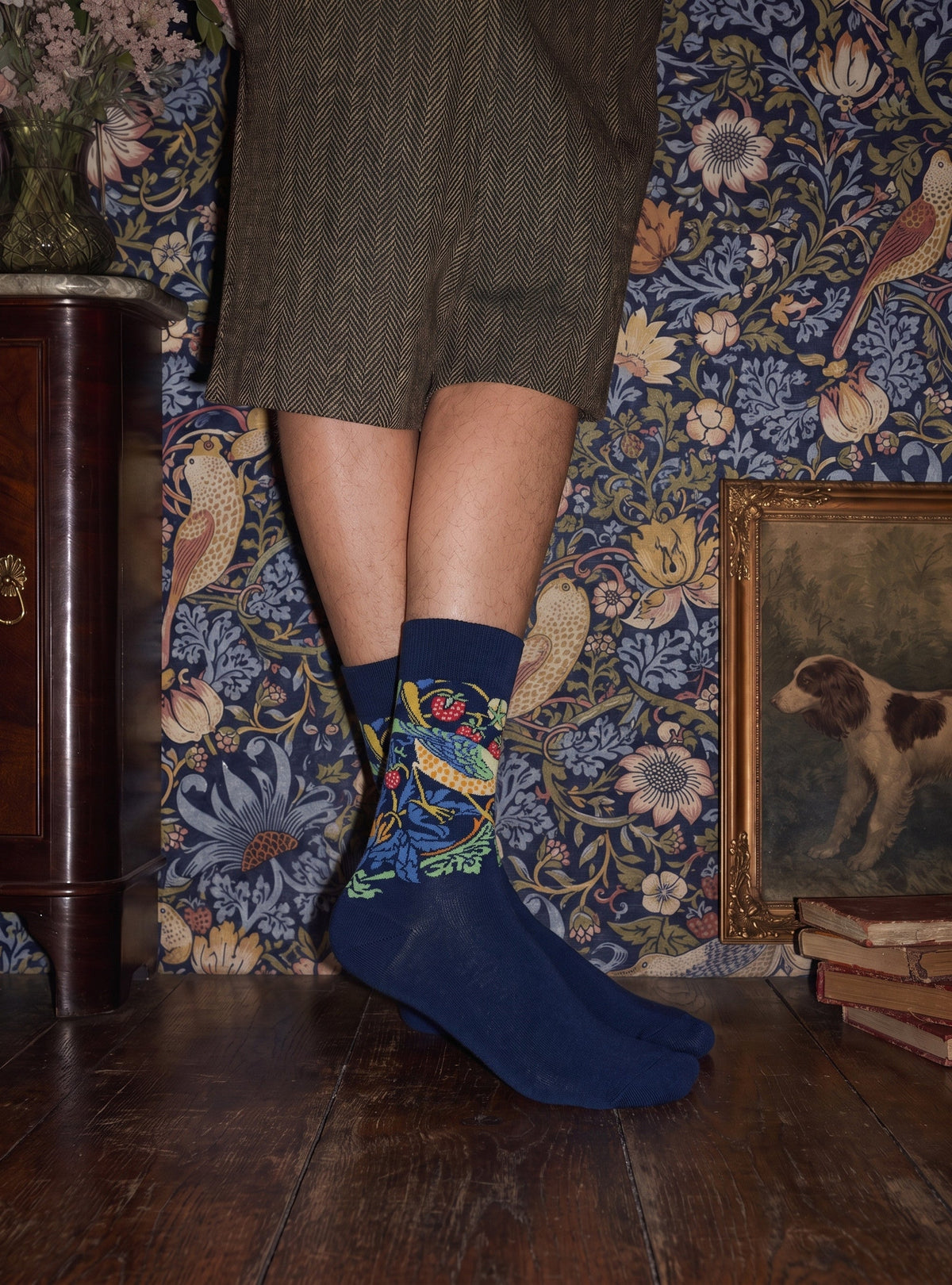Strawberry Thief Socken, getragen mit einer Tweadhose passend zur Morris-Tapete